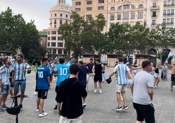 Argentinos celebrando la Copa América en la Plaza del Ayuntamiento de Valencia.