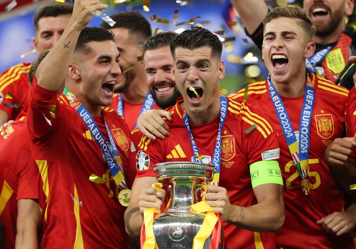 Morata levanta la Eurocopa como capitán de España.