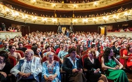 Público en el teatro Principal de Valencia durante la gala de premios de los actores y actrices de la Comunitat.