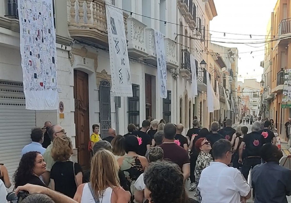 Telas ondeando en los balcones, durante la inaguración de este año.