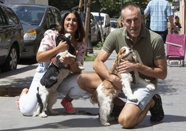 Clarisa, la propietaria de Mona (con ella) y Mini, junto a Miguel, el cuidador de sus dos perritas Cavalier King Charles.