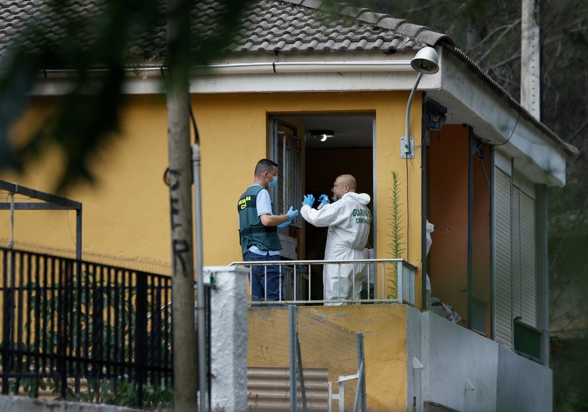 Agentes de la Guardia Civil investigan en la vivienda de Buñol en la que un hombre asesinó presuntamente a su pareja.