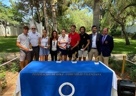 Pepe de la Concepción y Ángela Gómez posan junto a la Federación de Golf tras conseguir sus títulos