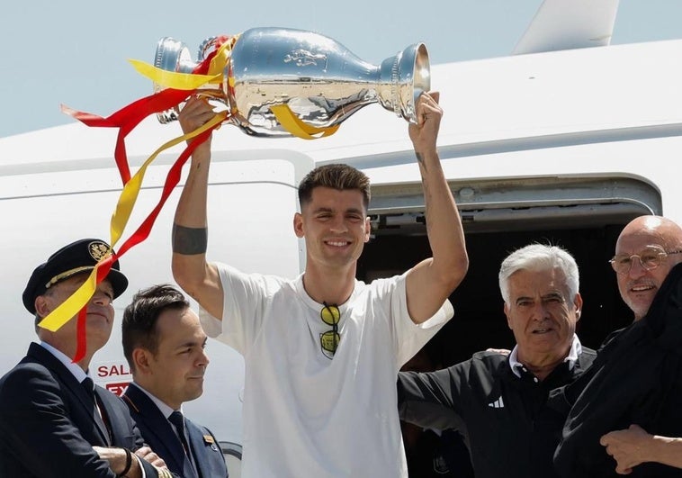 Morata levanta el trofeo en el aeropuerto de Barajas.