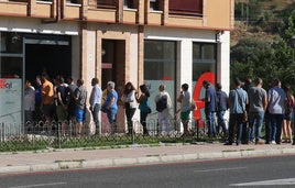 Colas en una oficina de empleo.