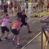 Los 'hooligans' la lían en Benidorm: batalla campal en pleno centro tras la final de la Eurocopa