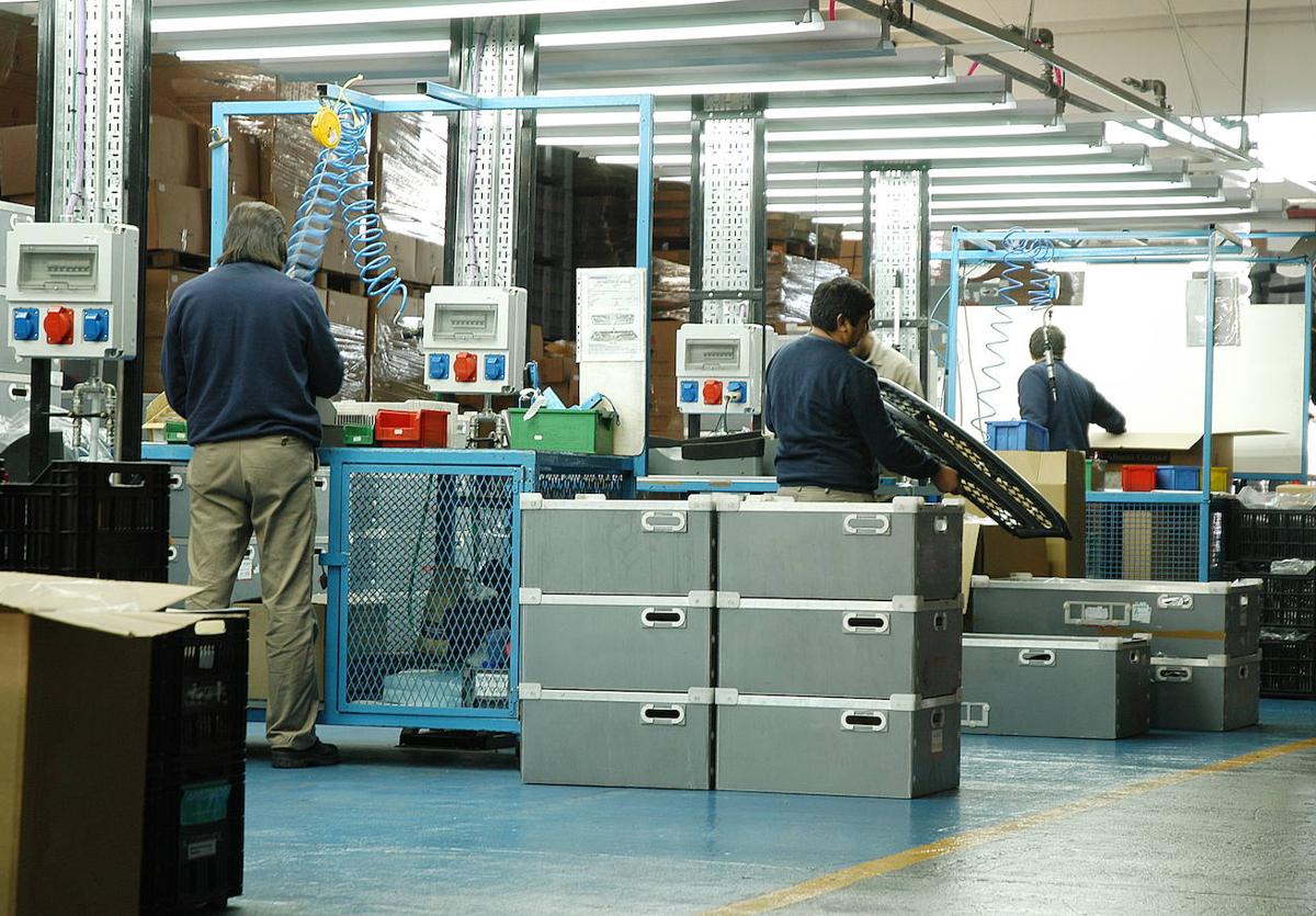 Trabajadores en un almacén.