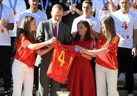 Los Reyes, la princesa y la infanta posan con los jugadores en la Zarzuela.