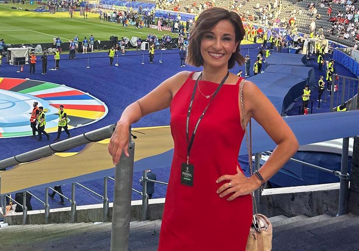 Adela González, como comentarista de la Eurocopa.