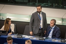 Alvise Pérez, de pie, en el Parlamento europeo.