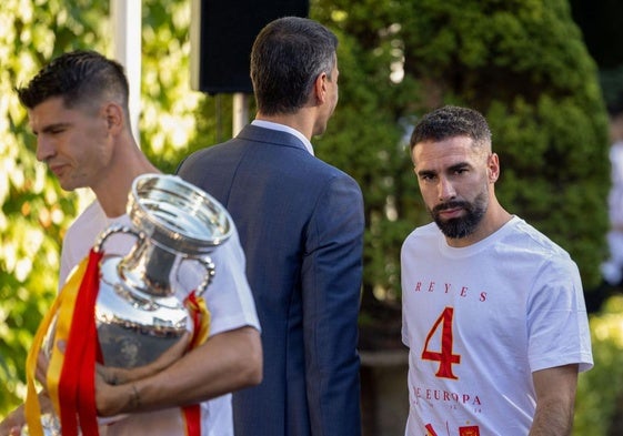 El polémico momento en que Carvajal pasa ante Sánchez.