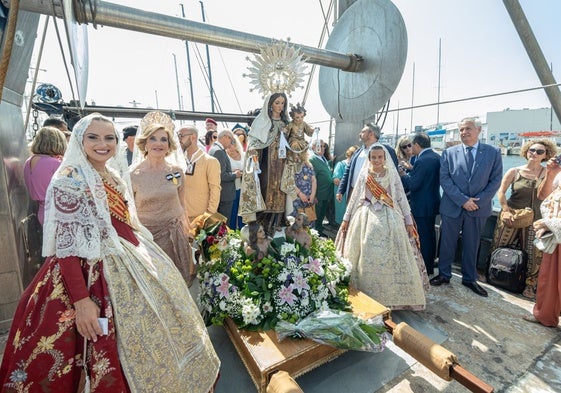 Las falleras mayores de Valencia y la Honorable Clavariesa de las fiestas vicentinas durante la festividad.