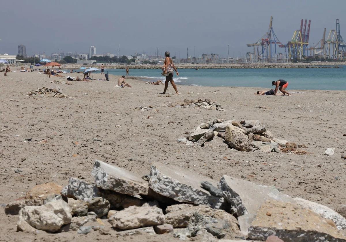 Las cinco playas de Valencia cerradas por un vertido de alquitrán 