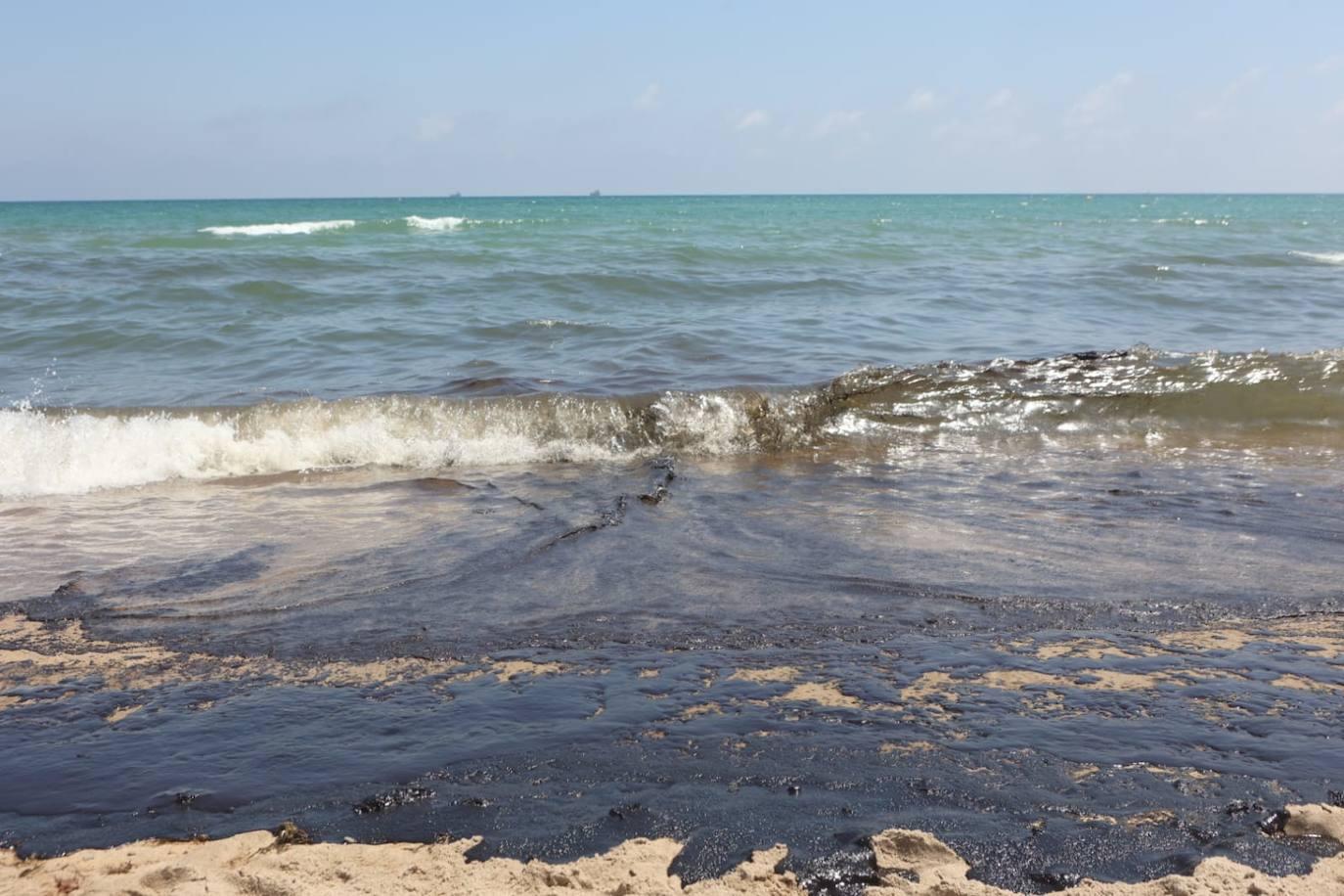 El vertido que ha obligado a cerrar el baño en las playas de Valencia.