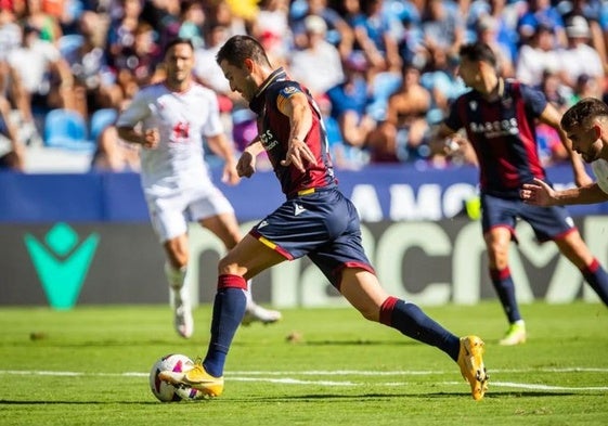 Sergio Postigo, como capitán, disputando un partido con el Levante.