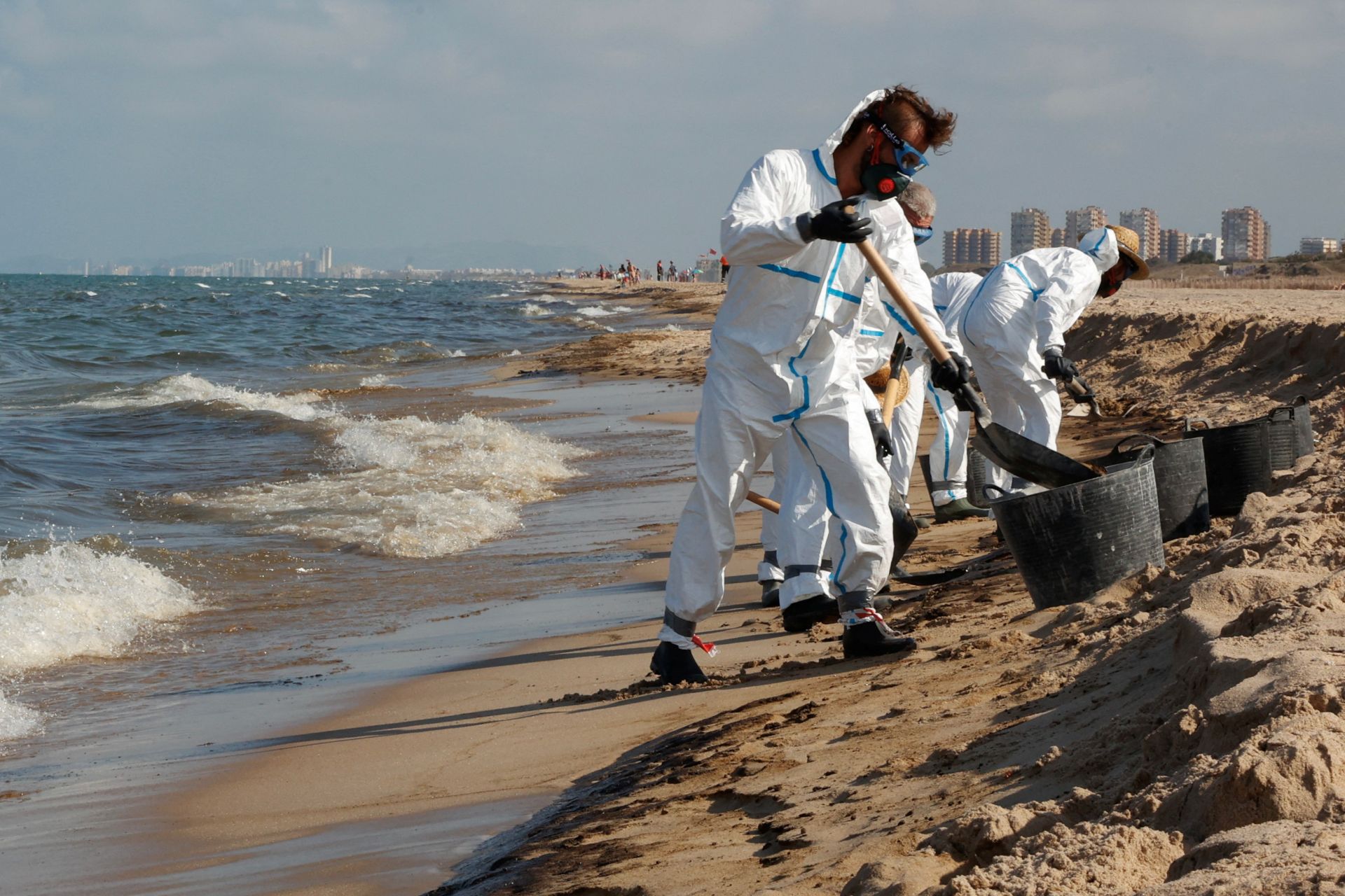 Arranca la limpieza del vertido en las playas del sur de Valencia