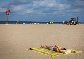 Las playas del Saler ya están limpias de vertido y este jueves se decidirá su apertura