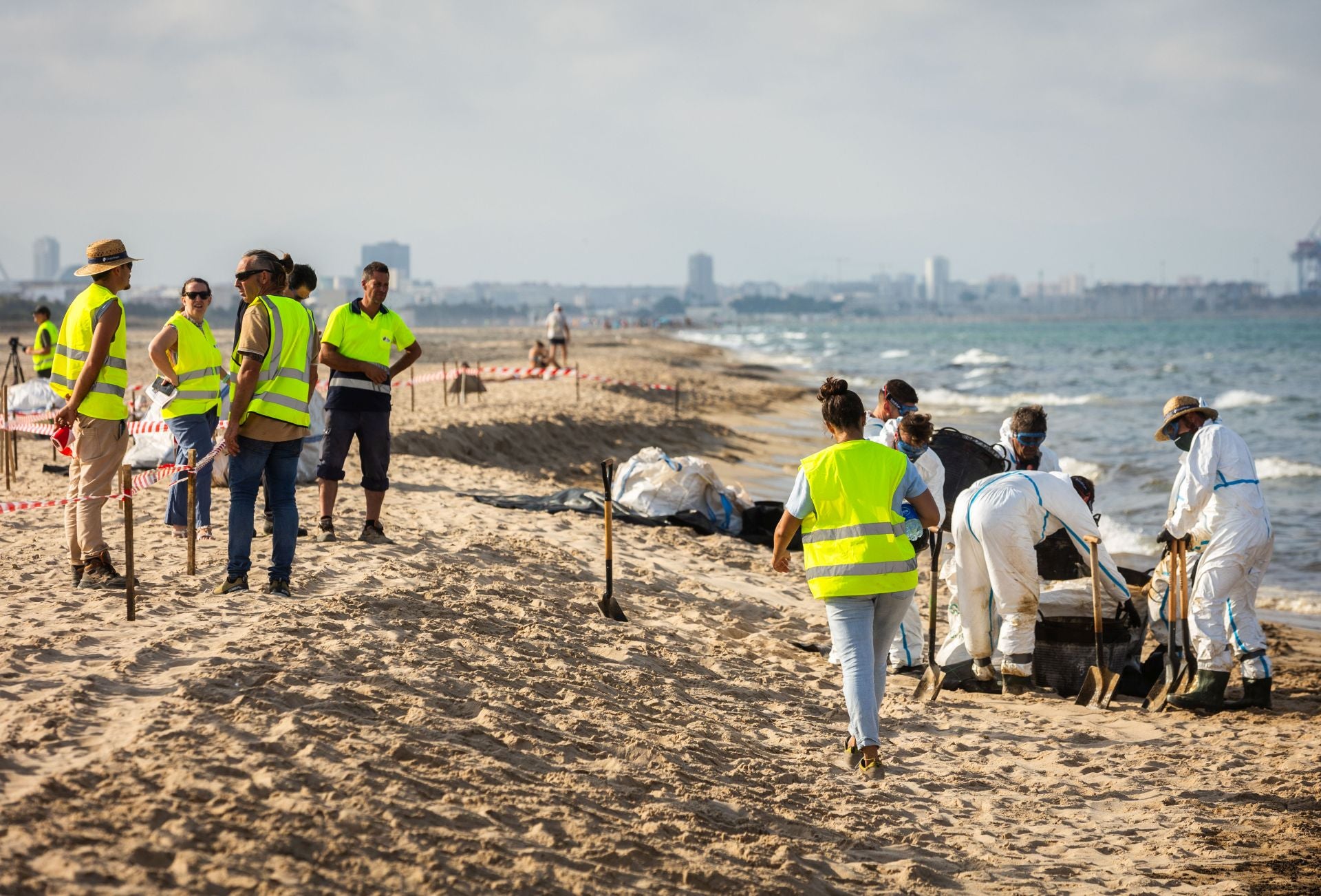 Arranca la limpieza del vertido en las playas del sur de Valencia