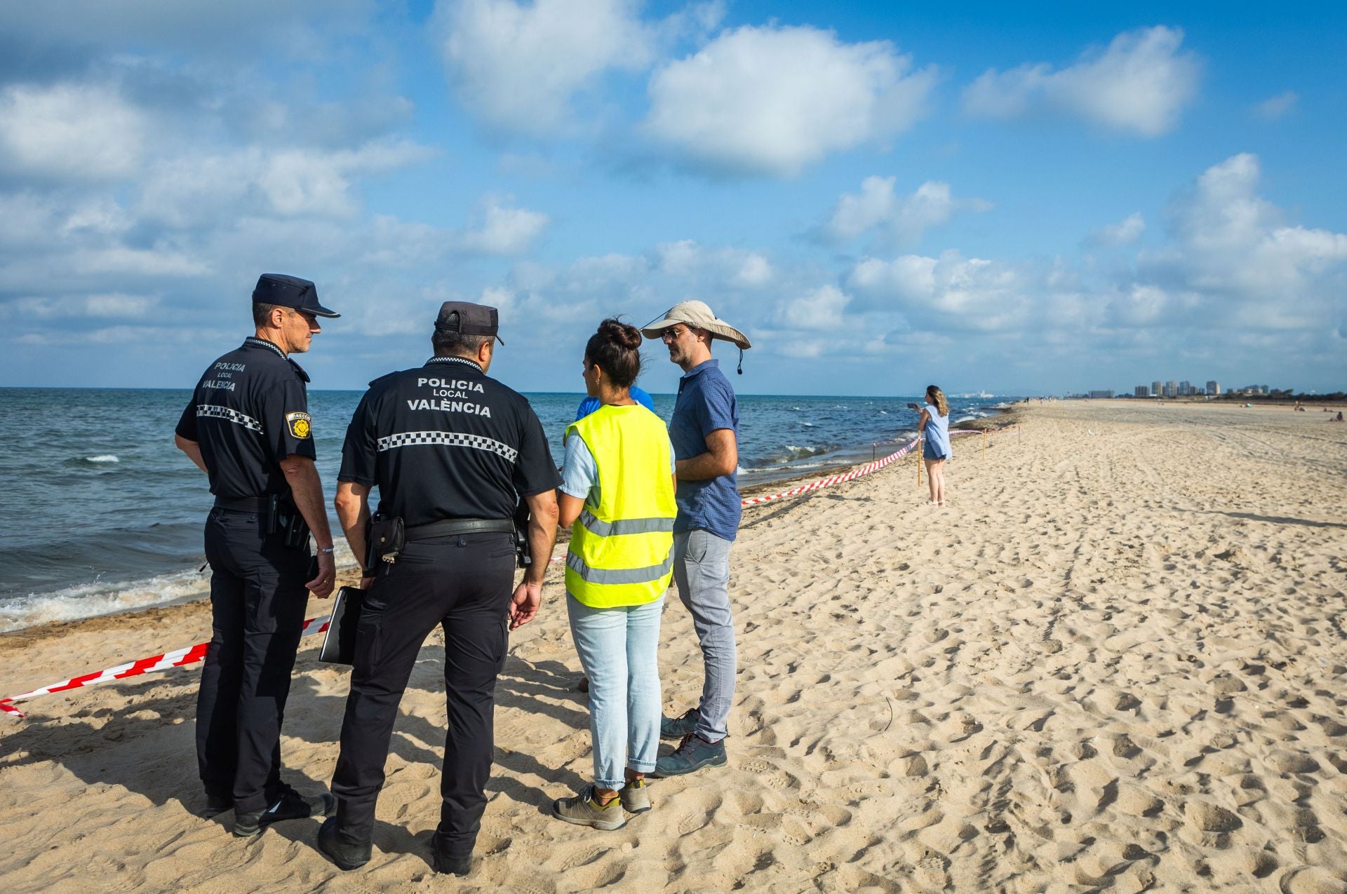 Arranca la limpieza del vertido en las playas del sur de Valencia