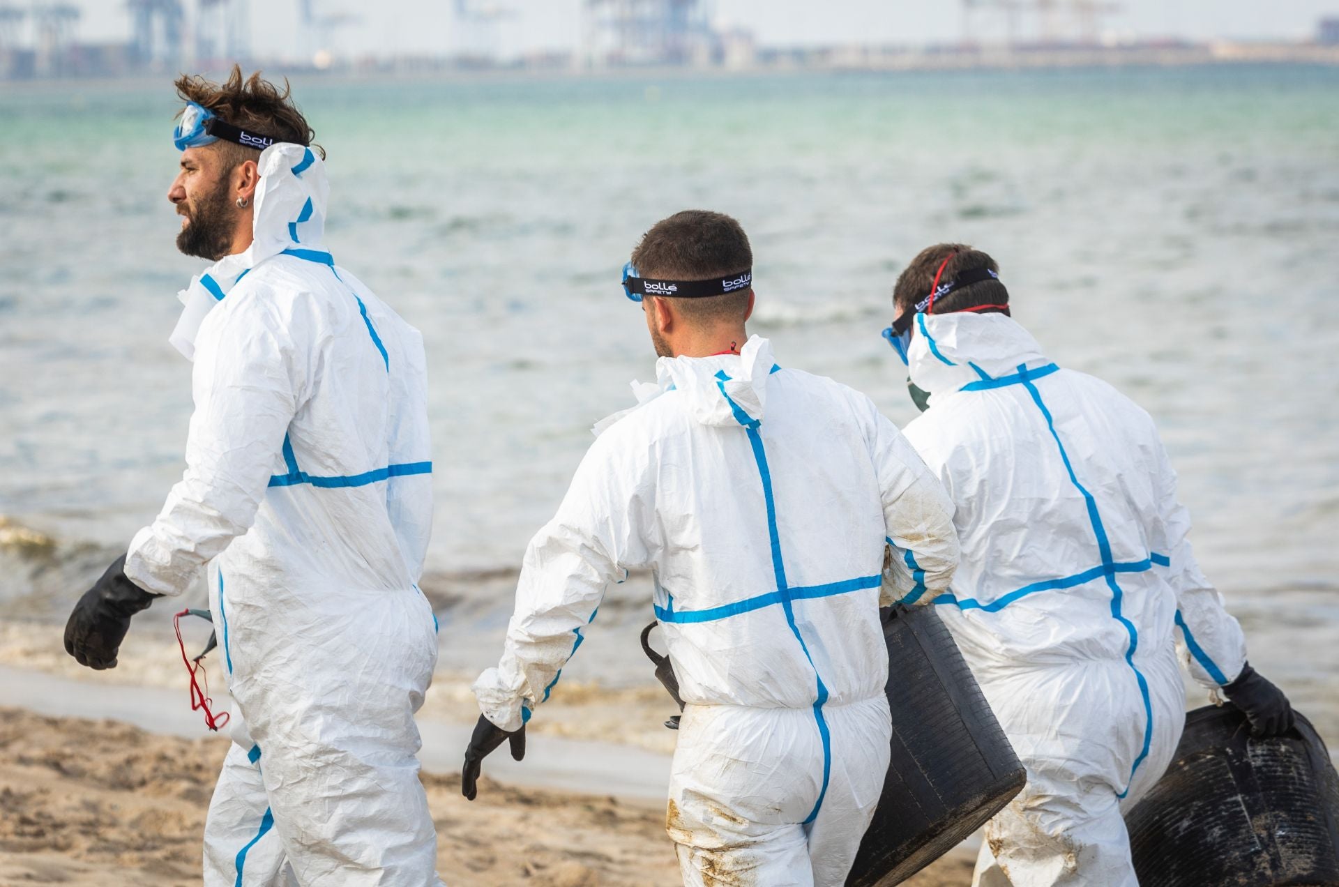 Arranca la limpieza del vertido en las playas del sur de Valencia