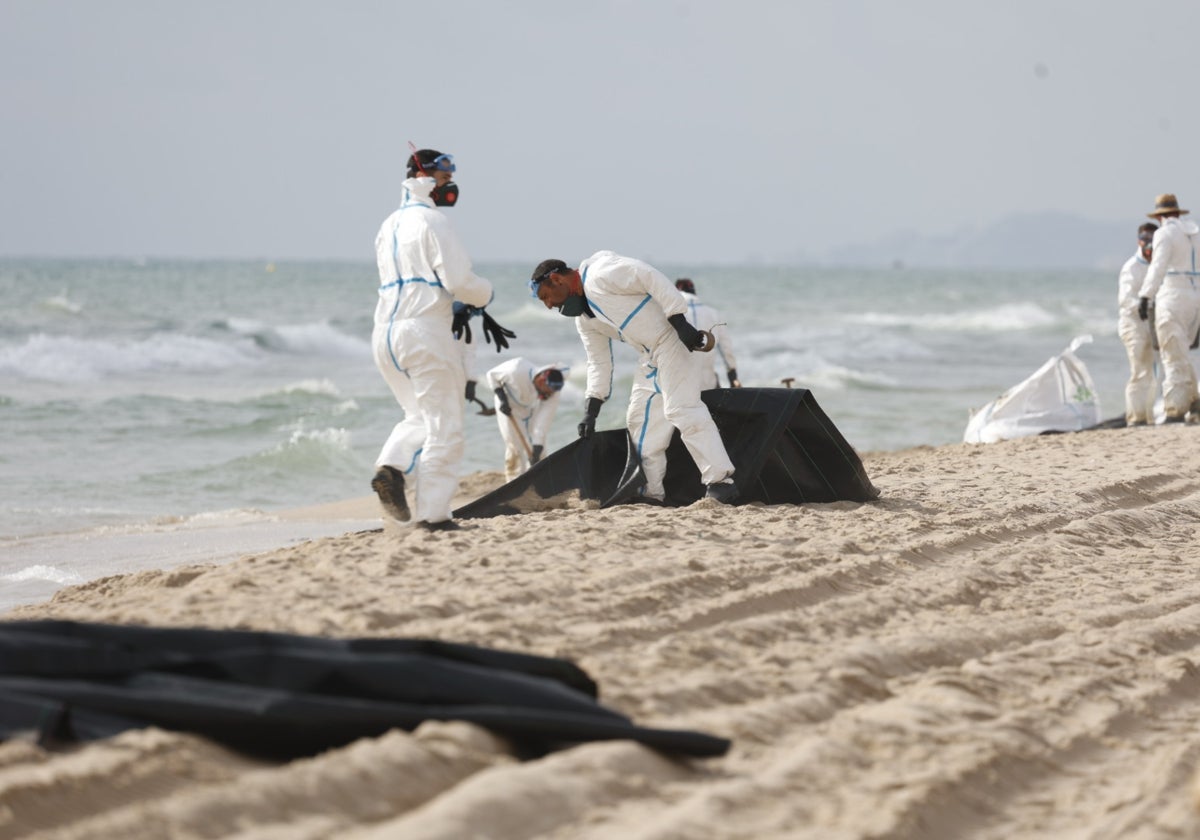 Los trabajos de limpieza retiran un kilómetro de vertido de las playas de El Saler