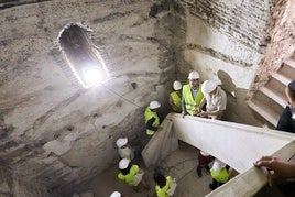 El alcalde, en un momento de la visita a las obras del campanario.