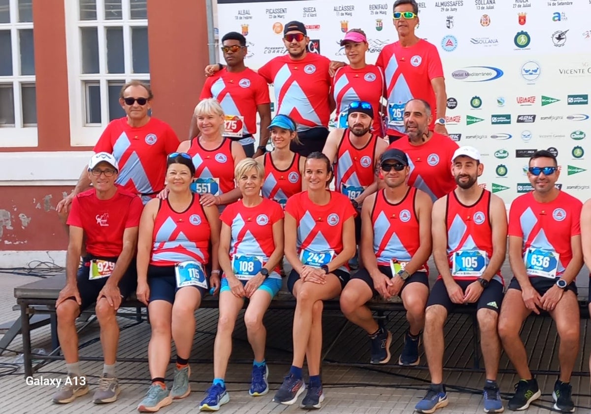 El Club Atletisme Almussafes posa con su equipación actual antes de una carrera