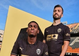 Gayà y Mosquera posan con la segunda equipación del Valencia para esta temporada 2024/2025