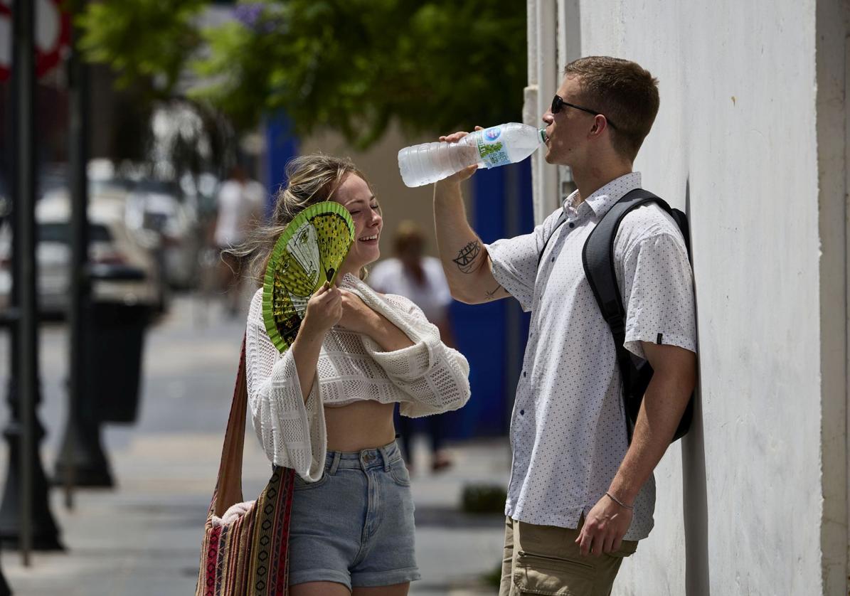 Una pareja refrescándose por las altas temperaturas en Valencia