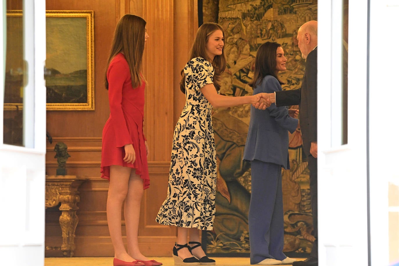 Leonor y Sofía sorprenden a sus compañeros del colegio de Gales