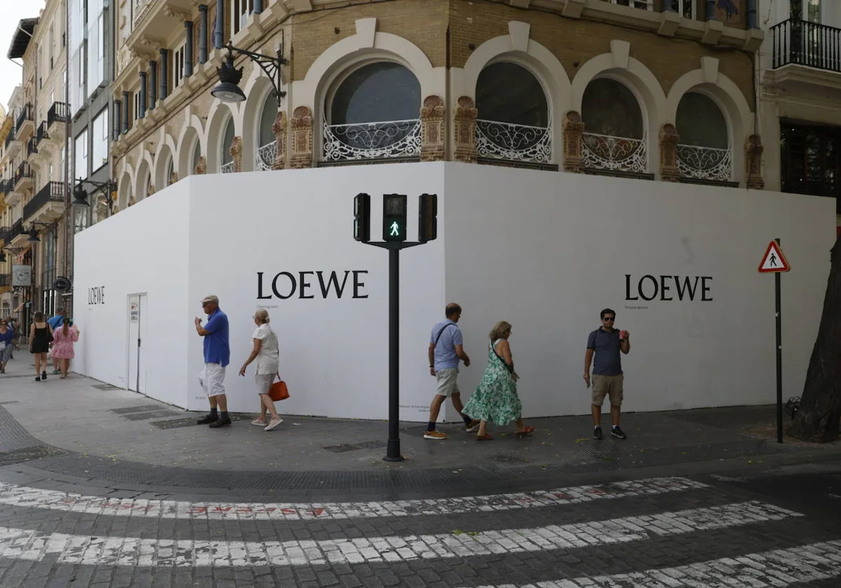 Loewe ya marca su territorio en la esquina más codiciada de Valencia 