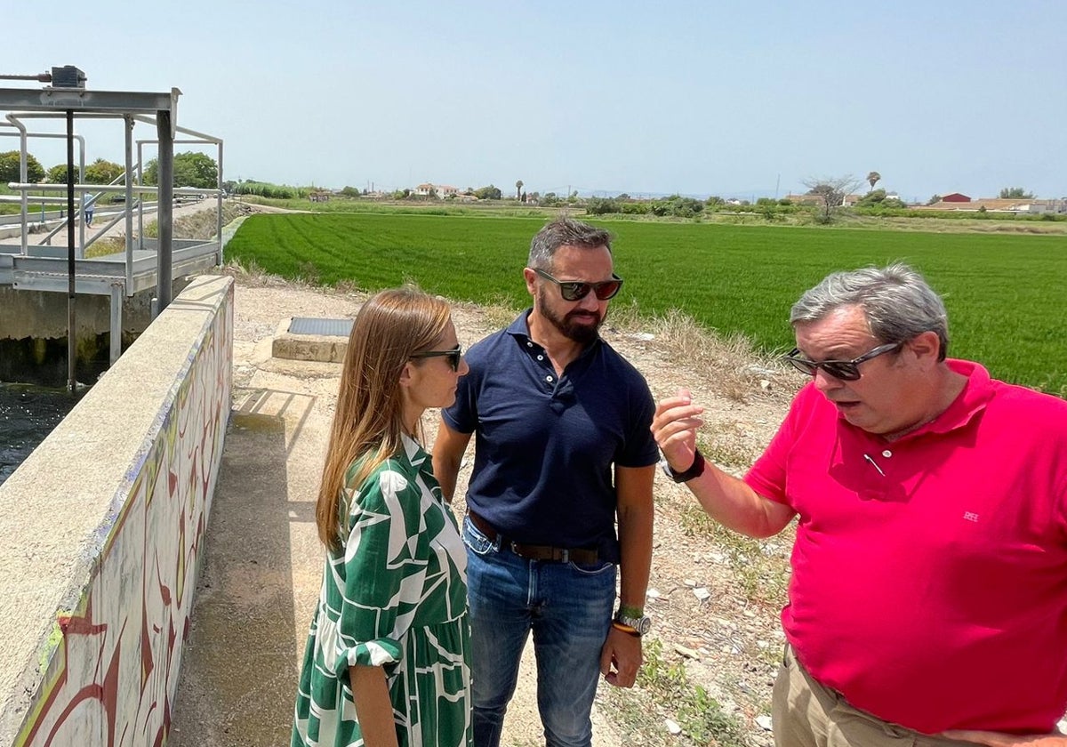 Badenas, en el centro, durante una visita al canal de riego del Turia.