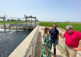 Badenas, en el centro, durante una visita al canal de riego del Turia.