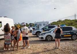 Vehículos de la Guardia Civil, en las inmediaciones del lugar donde se encontró a la mujer.