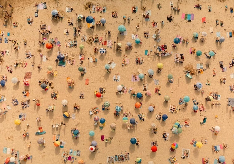 Playa repletas de gente en España.