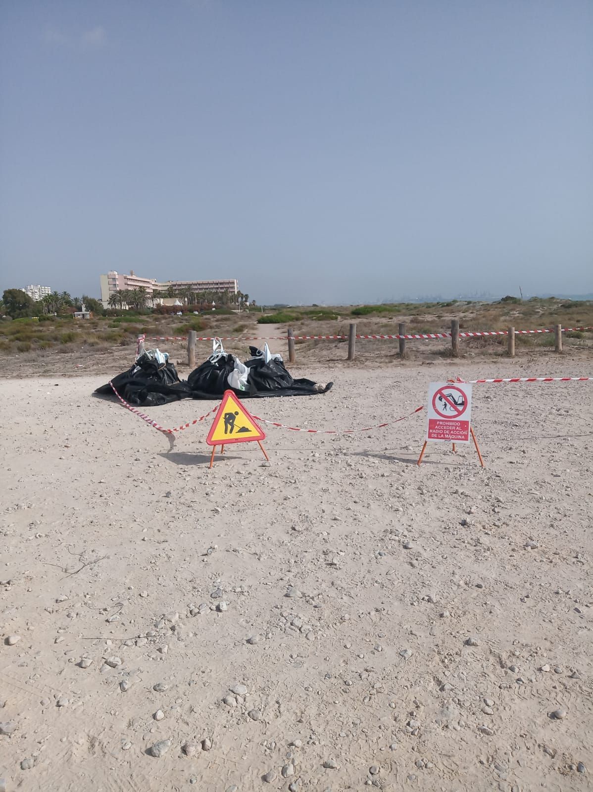 La reapertura de las playas de Valencia afectadas por el vertido de fuel, en imágenes