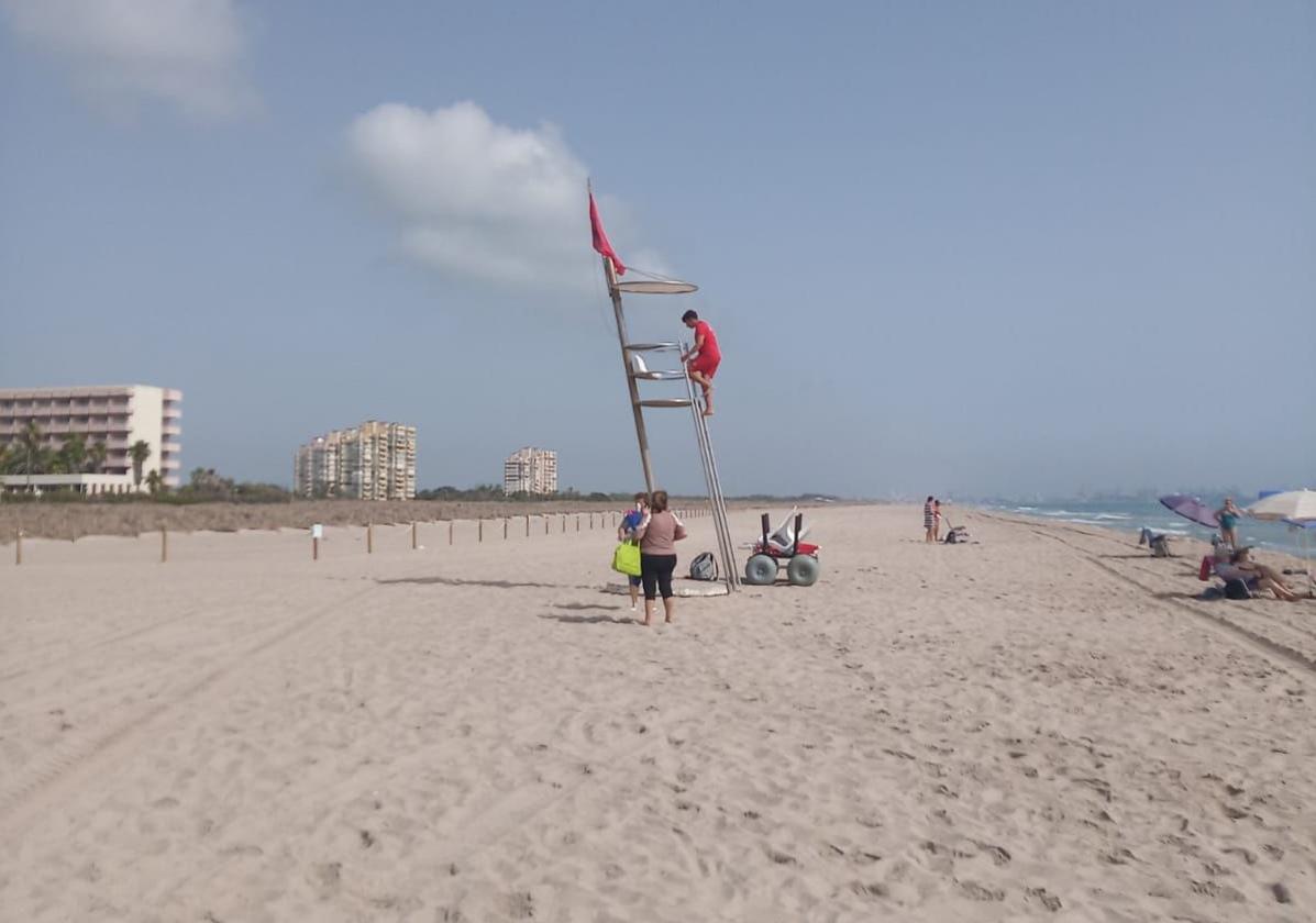 Los bañistas regresan a El Saler: «Todavía hay restos de vertido en el agua y huele a fuel»