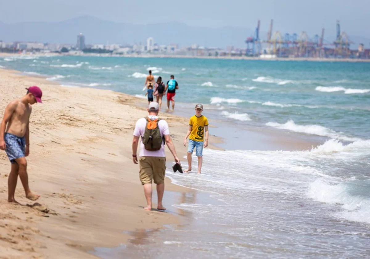 Las playas del Saler afectadas por el vertido suman hoy cuatro días cerradas al baño 