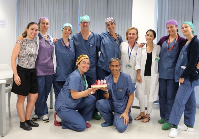 Un equipo del General celebra las mil operaciones robóticas.