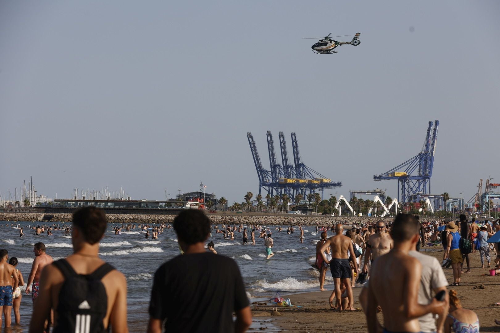 Una mancha en la playa del Cabanyal obliga a desalojar bañistas