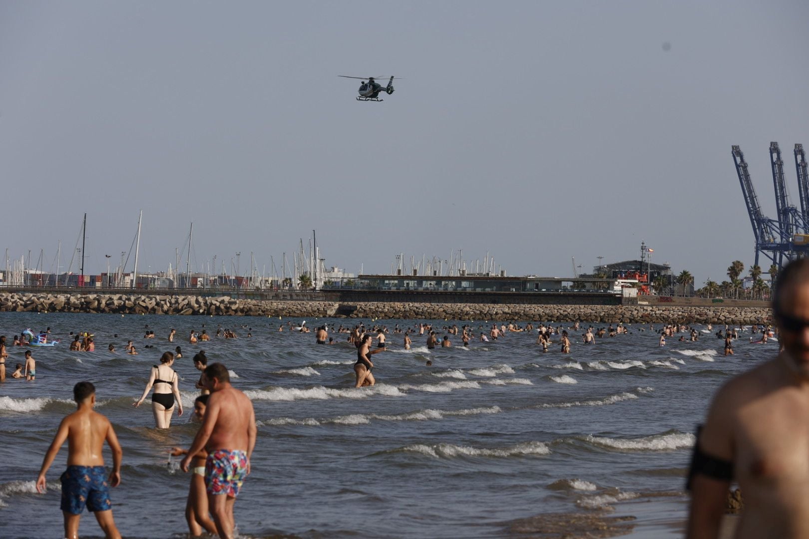 Una mancha en la playa del Cabanyal obliga a desalojar bañistas