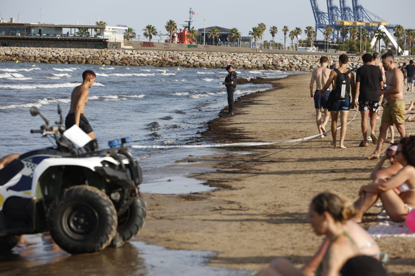 Una mancha en la playa del Cabanyal obliga a desalojar bañistas