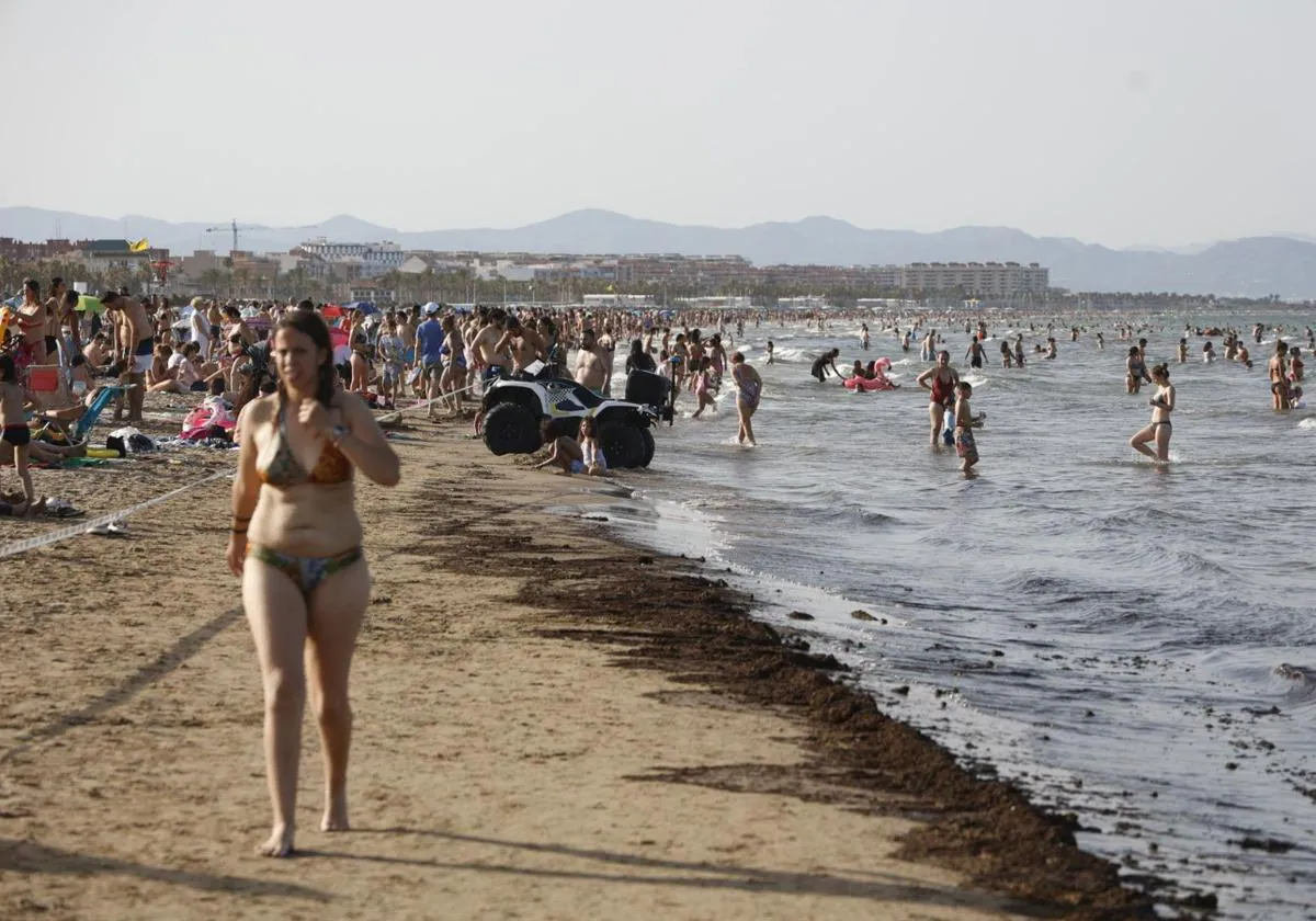 ¿Cuándo se vuelve a abrir la playa del Cabanyal cerrada por la presencia de una mancha? 