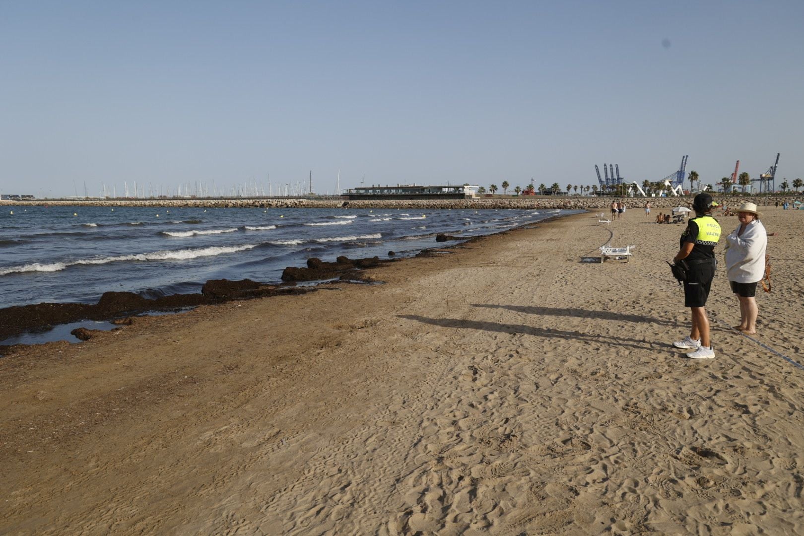 Una mancha en la playa del Cabanyal obliga a desalojar bañistas