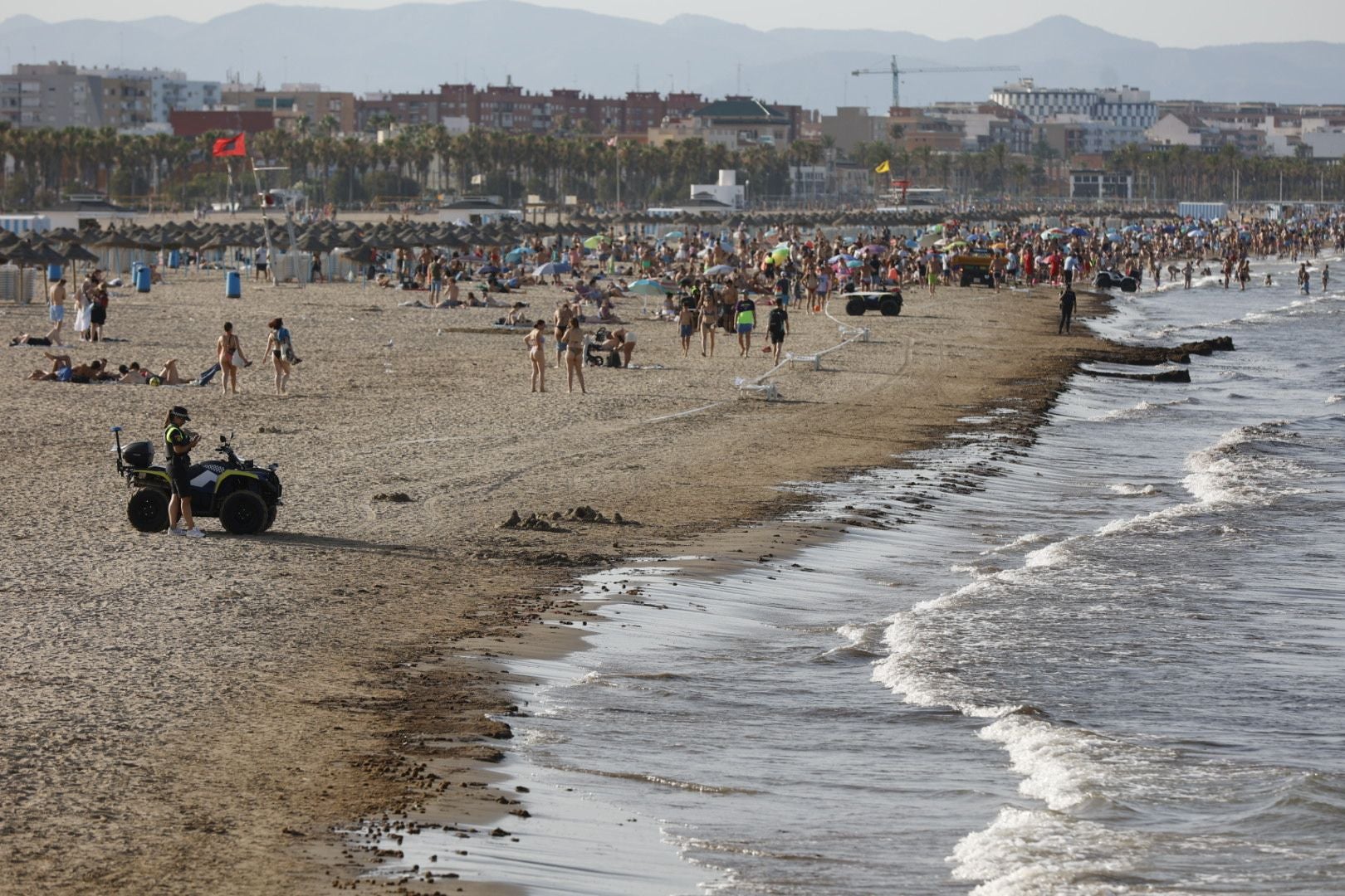 Una mancha en la playa del Cabanyal obliga a desalojar bañistas