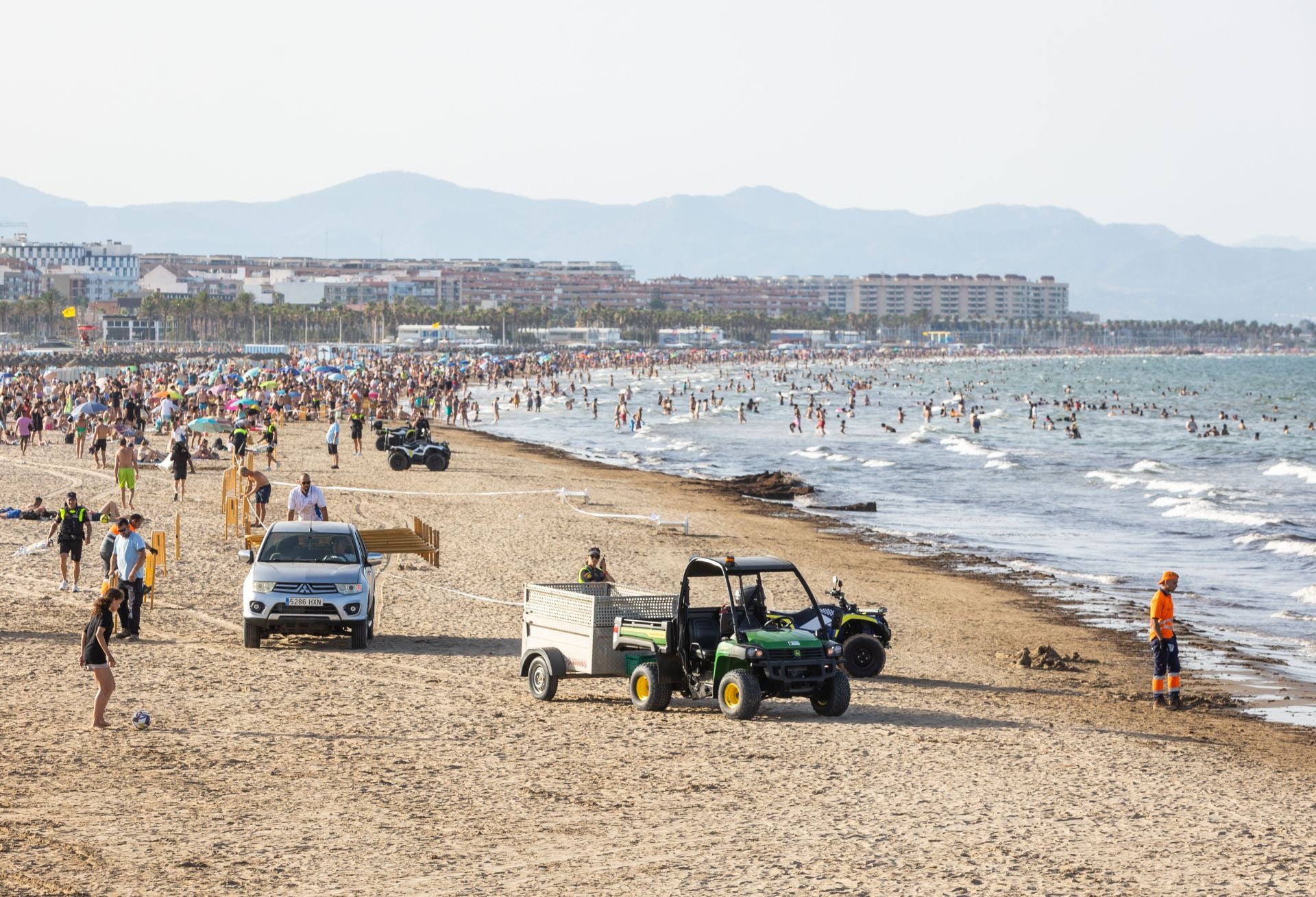 Una mancha en la playa del Cabanyal obliga a desalojar bañistas