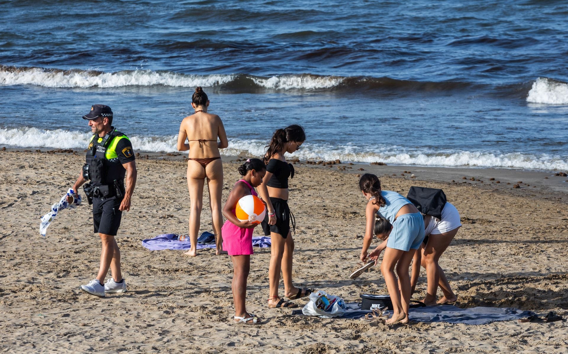 Una mancha en la playa del Cabanyal obliga a desalojar bañistas