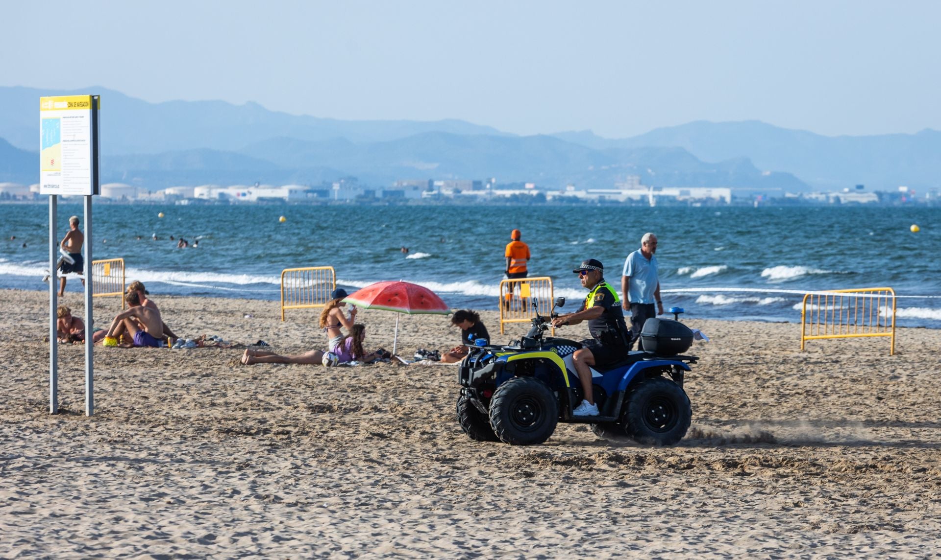 Una mancha en la playa del Cabanyal obliga a desalojar bañistas