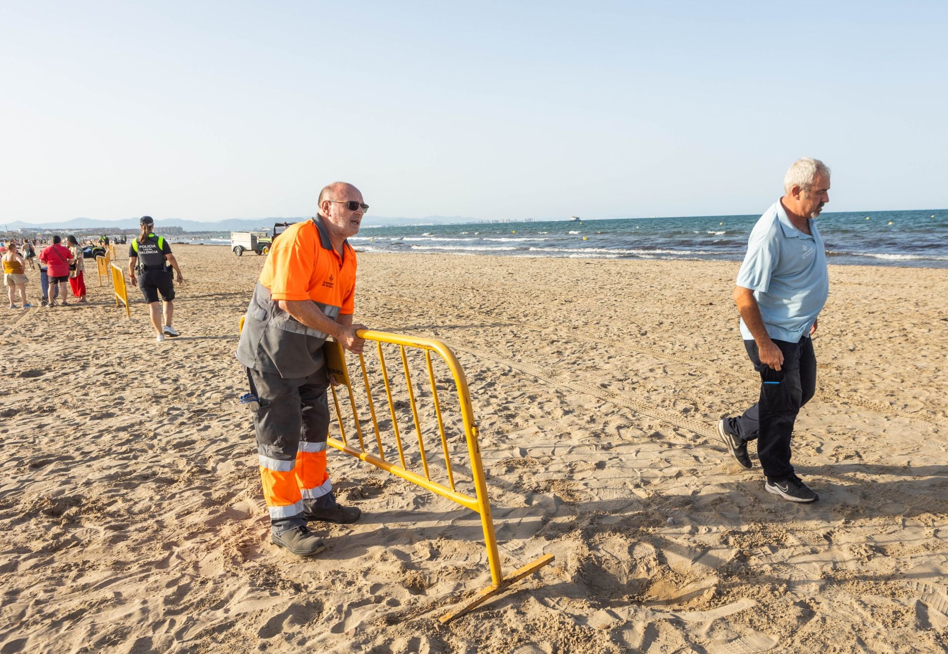 Una mancha en la playa del Cabanyal obliga a desalojar bañistas