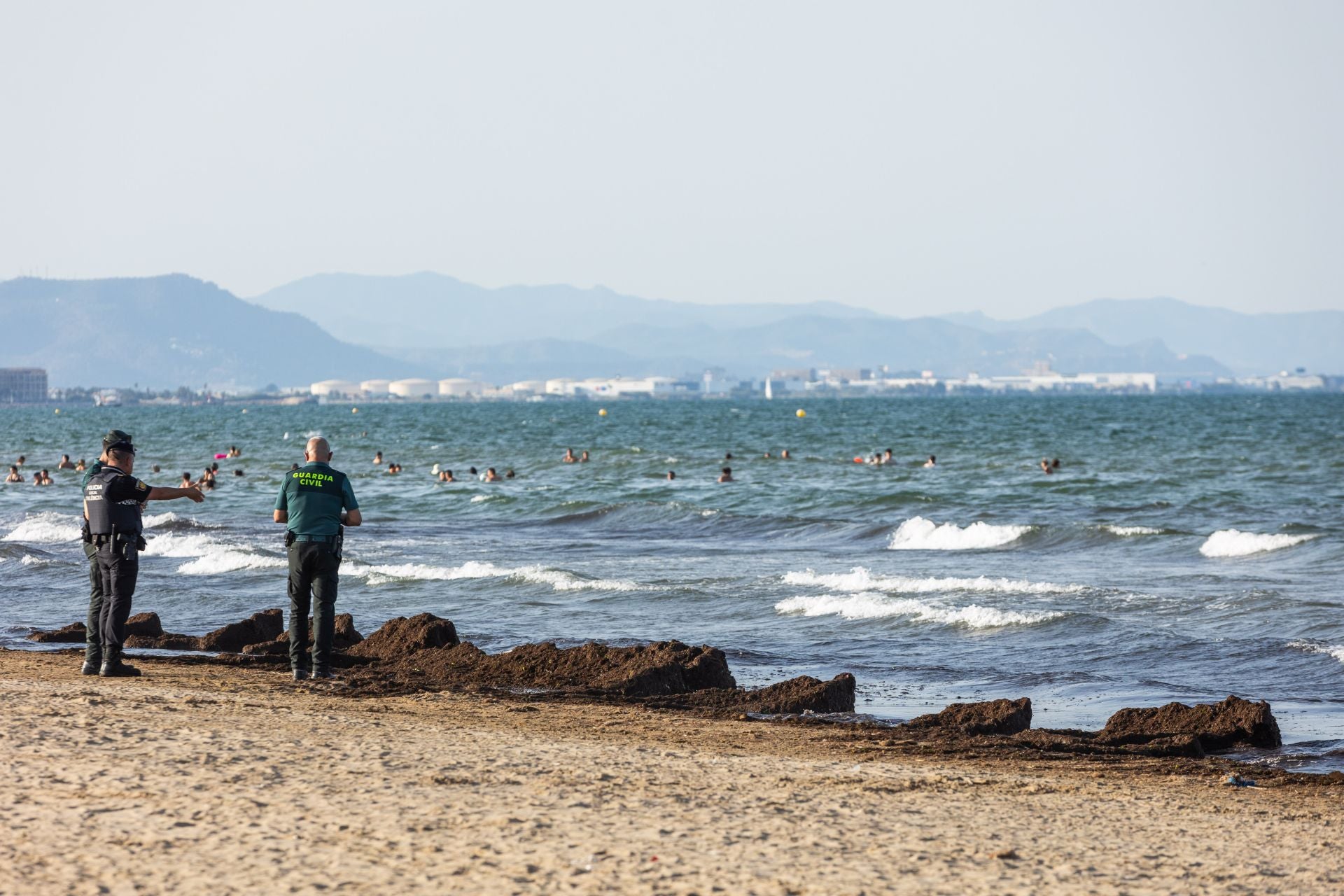 Una mancha en la playa del Cabanyal obliga a desalojar bañistas